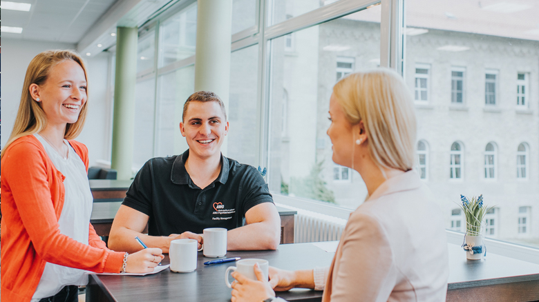 Menschen in der Cafeteria