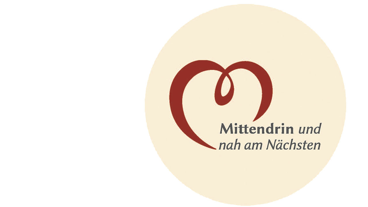 Kreis mit einem angedeuteten Herz darin; Spruch: Mittendrin und nah am Nächsten