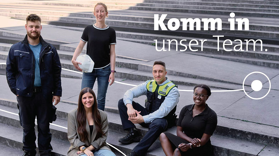 5 junge Leute sitzen bzw. stehen auf einer Treppe