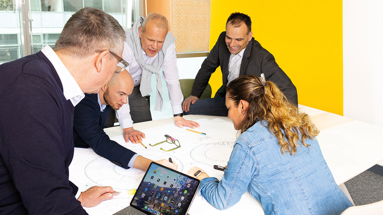 Mehrere Mitarbeiter im Besprechungsraum