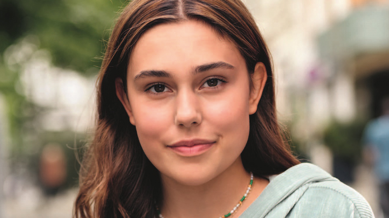 Junge Person lächelt in die Kamera