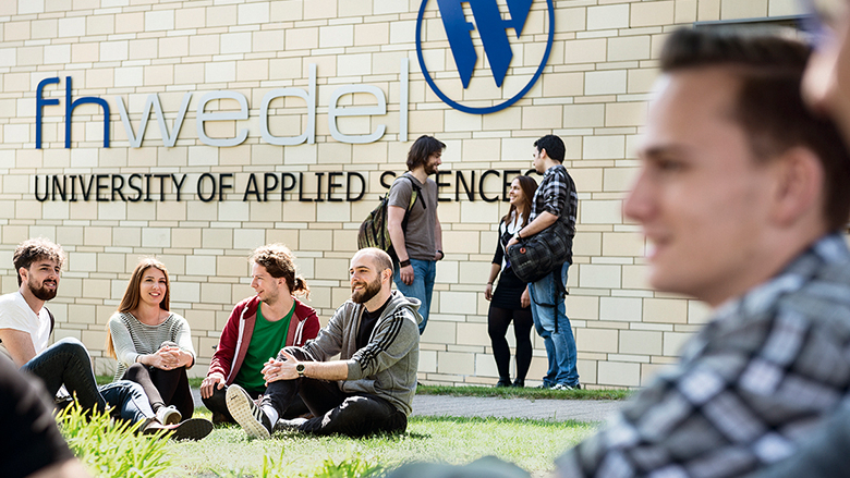 Studierende auf dem Campus der FH Wedel