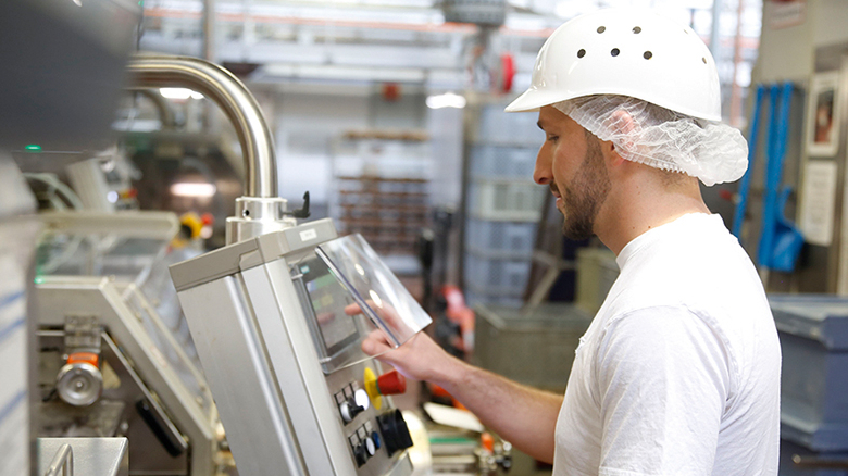 Mitarbeiter an Maschine