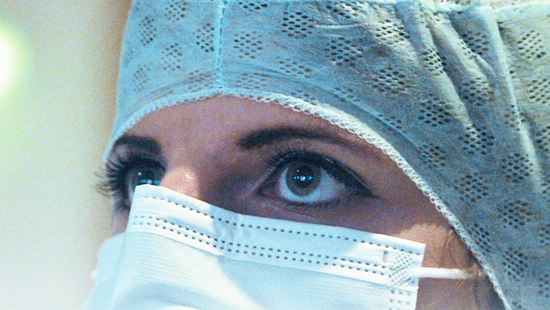 Person mit Mundschutz und OP-Haube