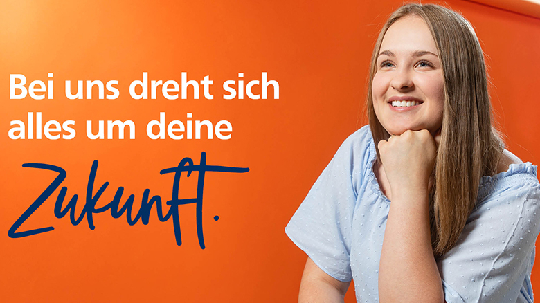 Junge lächelnde Person vor orangefarbenem Hintergrund, Bildaufschrift: Bei uns dreht sich alles um deine Zukunft.
