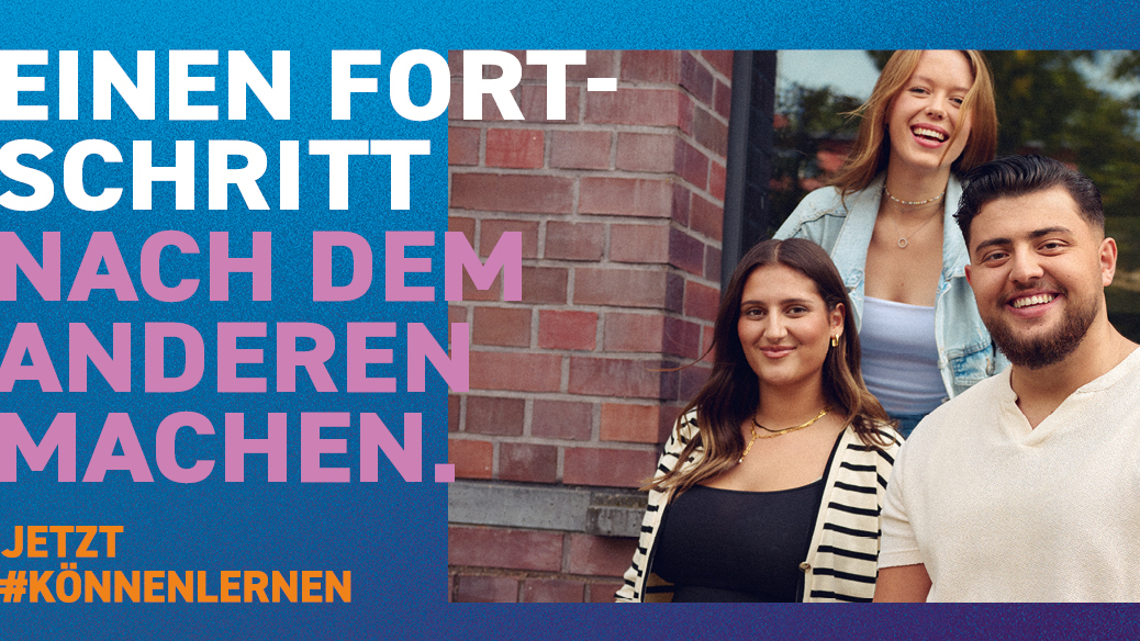 Anzeige der IHK mit dem Slogan "EINEN FORTSCHRITT NACH DEM ANDEREN MACHEN. JETZT #KÖNNENLERNEN", rechts daneben sind drei Personen zu sehen die in die Kamera lächeln.