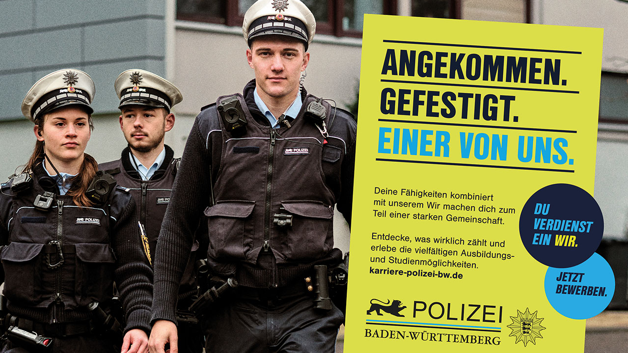 Kampagnenbild mit drei Polizisten in Uniform. Angekommen. Gefestigt. Einer von uns.