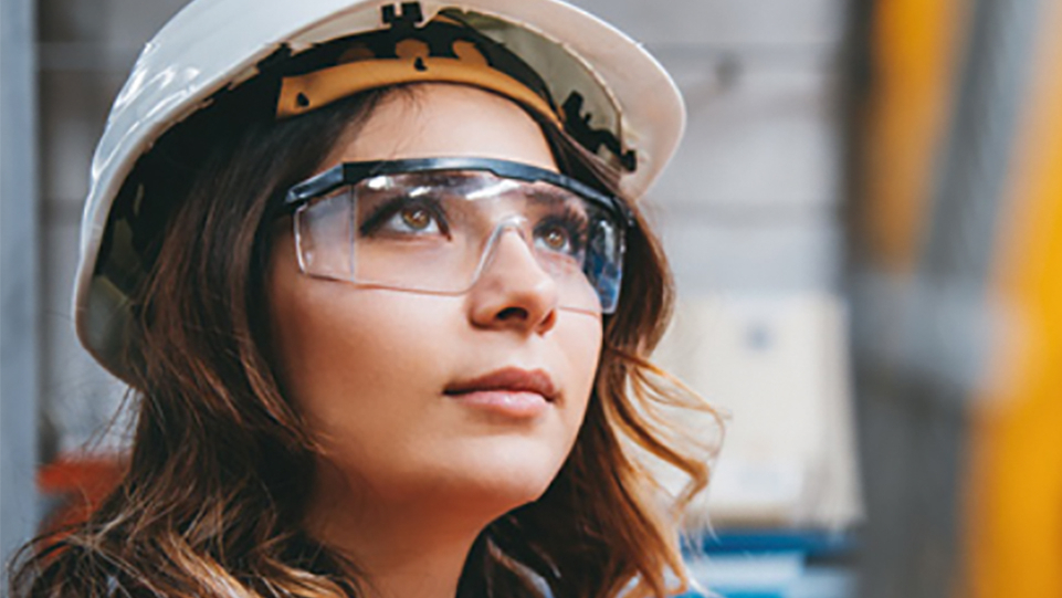 Mädchen mit Helm und Schutzbrille