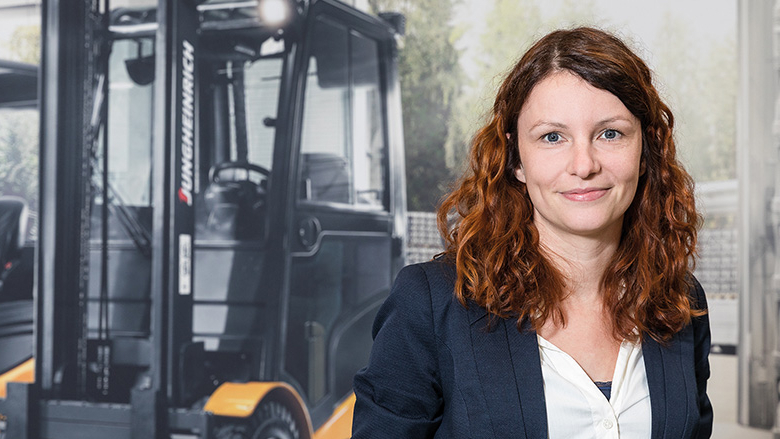 Junge Frau vor Baugerät