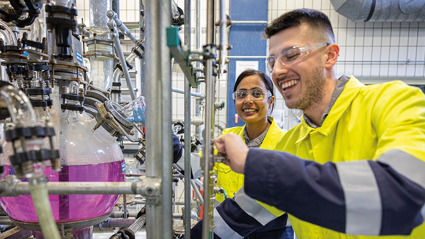 Junge Menschen bei der Arbeit