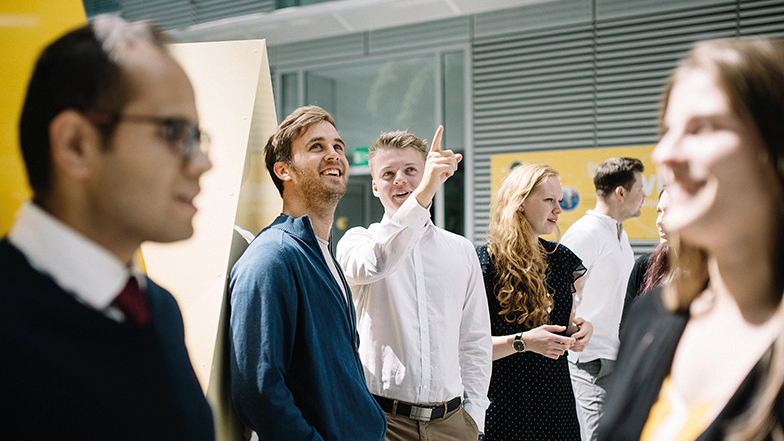 Kolleg/innen im Gespräch