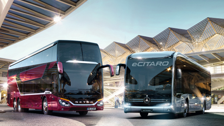 Zwei Busse von Daimler Buses an einem futuristisch aussehenden Busbahnhof