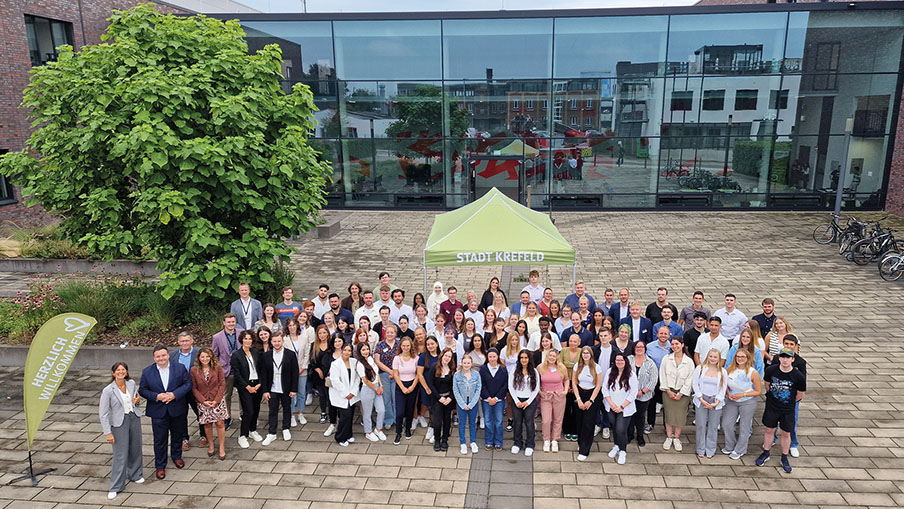 Gruppenbild vor einem gebäude mit großer Glasfront