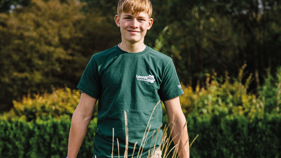 Junger Gärtner mit Schubkarre