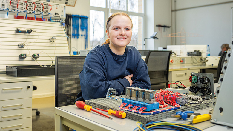 Junge Frau in Schaltzentrale