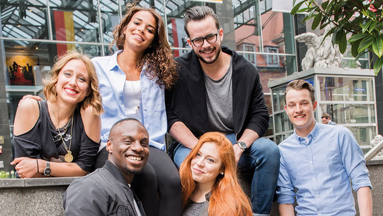 Junge Menschen vor dem Hotel