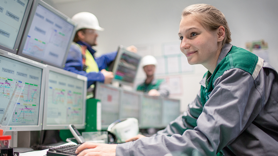 Frau in Schaltzentrale an Rechnern