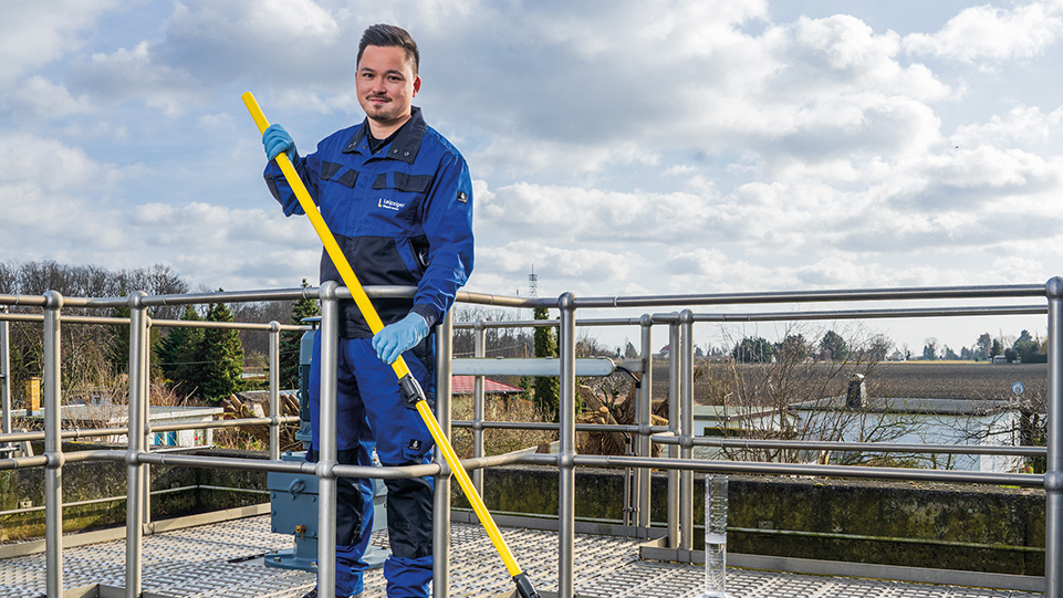 Junger Mann auf dem Wasserwerkgelände
