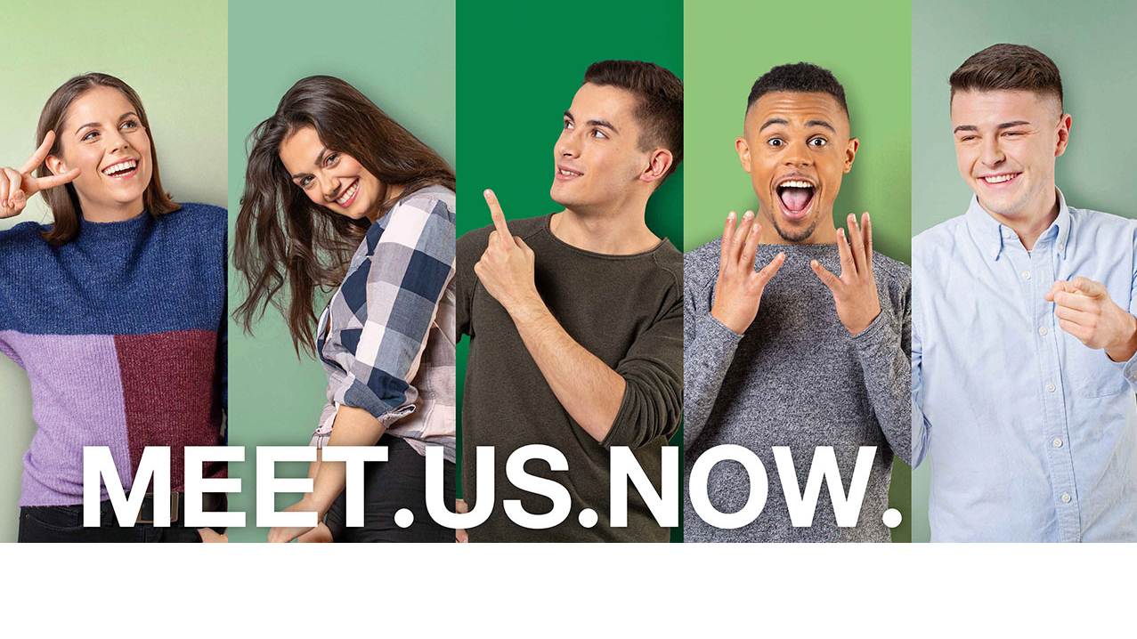 Collage aus fröhlichen Menschen. Spruch: MEET.US.NOW.