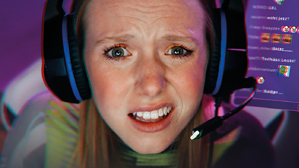 Junges Mädchen mit Kopfhörern schaut fragend in die Kamera