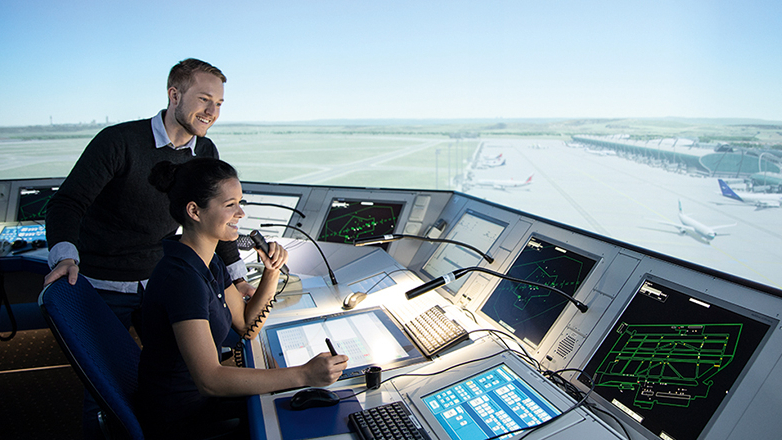 Zwei junge Menschen bei der Arbeit im Tower