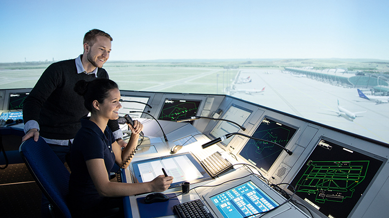 Zwei junge Menschen bei der Arbeit im Tower