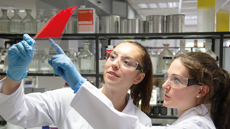 Zwei junge Frauen im Chemielabor bei der Arbeit