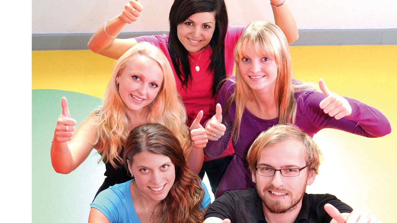 Bildcollage Logo und 5 freundliche Personen halten ihren Daumen hoch