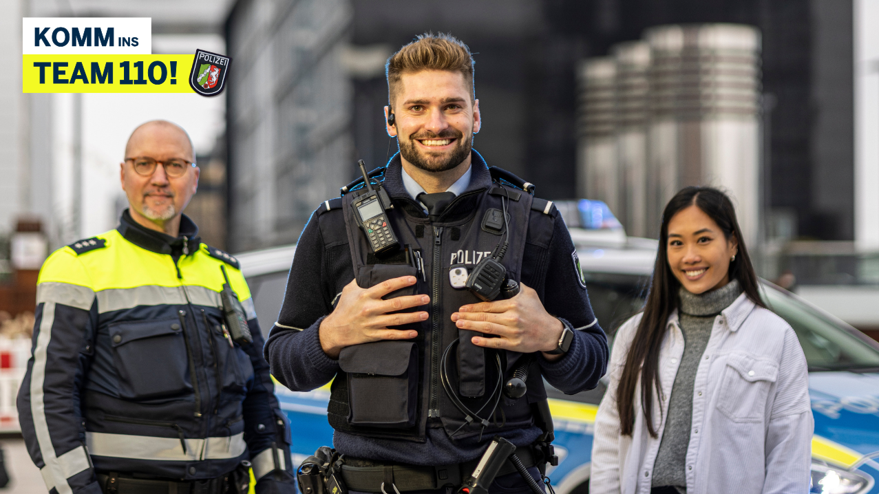 Kampagnenbild "Komm ins Team 110!" mit drei Personen in Dienstkleidung und zivil