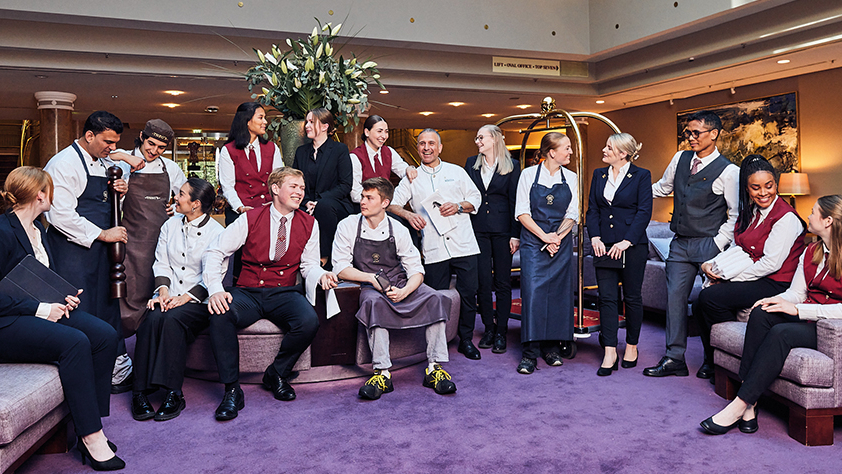 Gruppenfoto von Mitarbeitenden in der Hotellobby