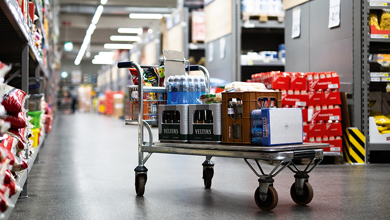 Vollgepackter Einkaufswagen in Warenlager