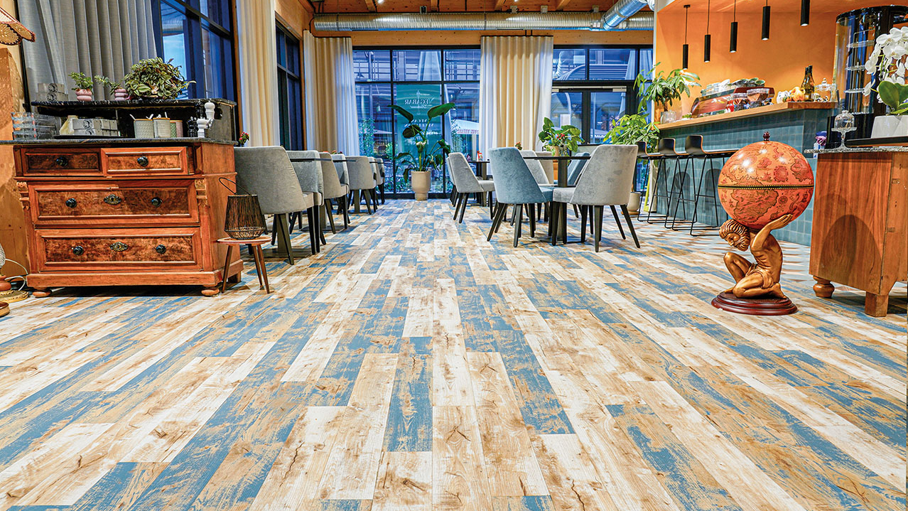 Hellbraun-blauer besonderer Fußbodenbelag in Szene gesetzt in einer Bar