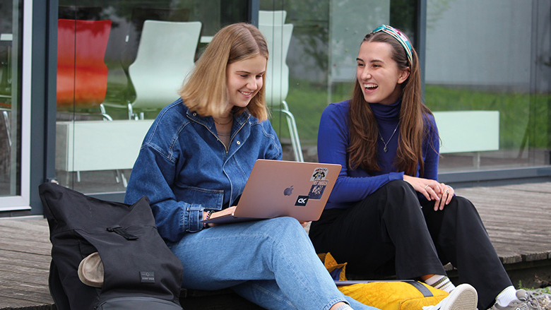 Zwei Studentinnen im Gespräch