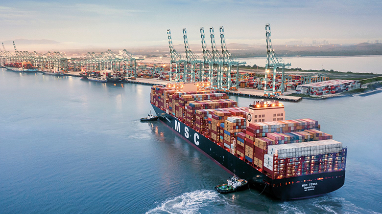 Beladenes Containerschiff in der Anfahrt auf den Hafen