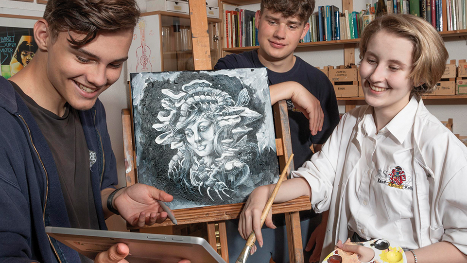 Drei Schüler/innen an Staffelei