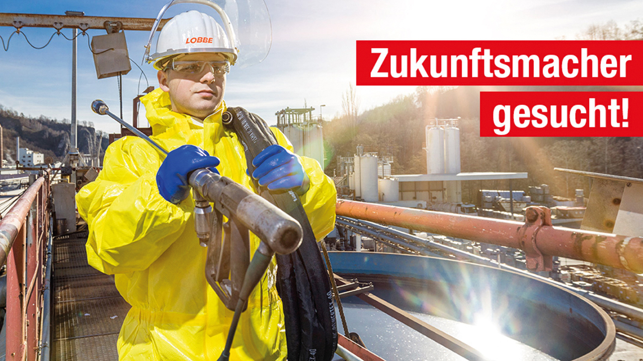 Junger Bauarbeiter auf Baustelle mit Slogan "Zukunftsmacher gesucht!"