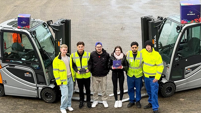 Azubis vor Gabelstablern