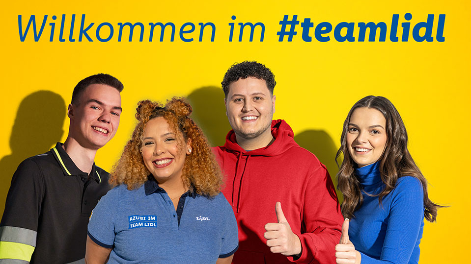 Vier junge Mitarbeitende von Lidl, Bildaufschrift: Willkommen im #teamlidl