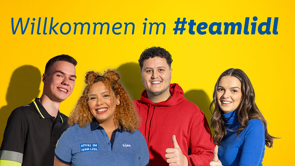 Vier junge Mitarbeitende von Lidl, Bildaufschrift: Willkommen im #teamlidl