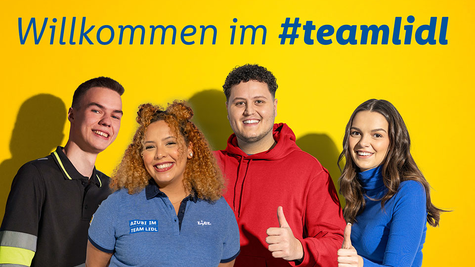 Vier junge Mitarbeitende von Lidl, Bildaufschrift: Willkommen im #teamlidl