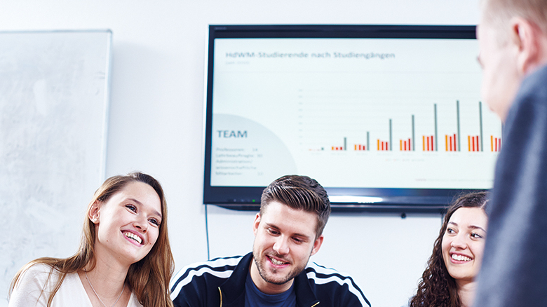 Mehrere Personen unterhalten sich in einem Konferenzraum