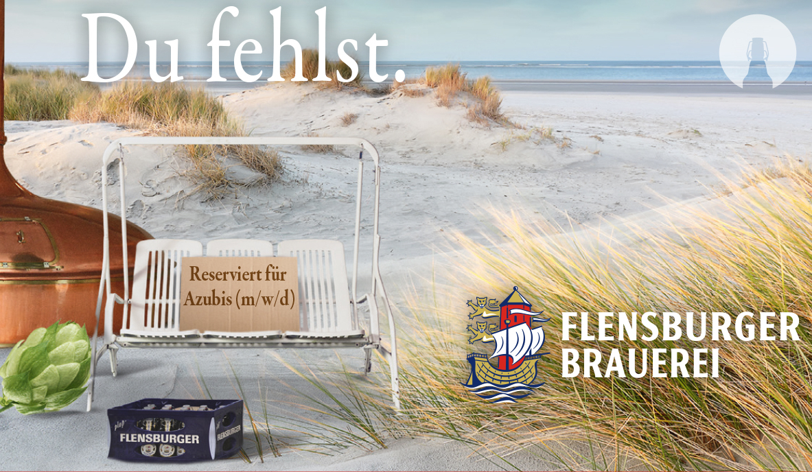 Weiße Hollywood-Schaukel vor einer Düne mit einem Schild mit der Aufschrift: Reserviert für Azubis (m/w/d). Du fehlst. Auch im Bild: Ein Kasten Bier und ein Braukessel