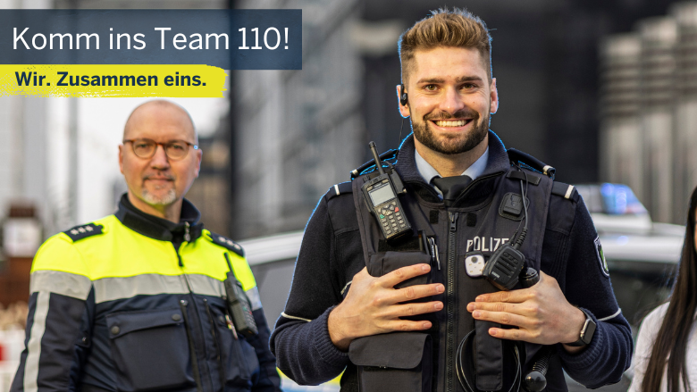 Kleine Gruppe von drei Mitarbeitenden der Polizei "Komm ins Team 110! Wir Zusammen eins."