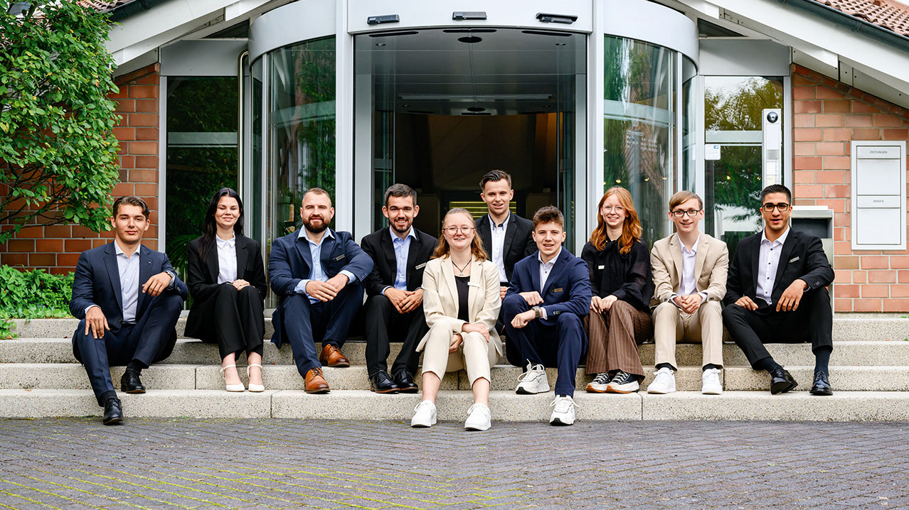 Azubis sitzen auf Treppe