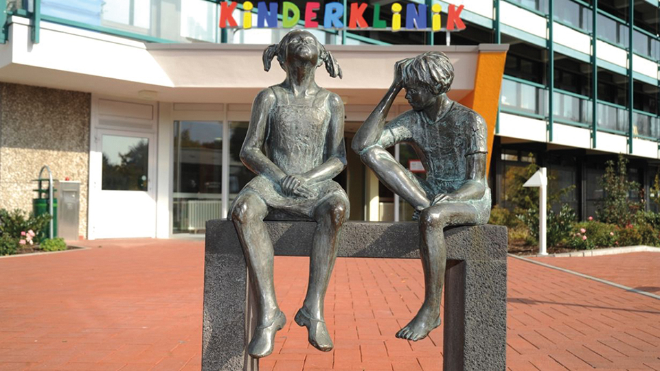 Bronzefiguren vor Kinderklinik St. Augustin