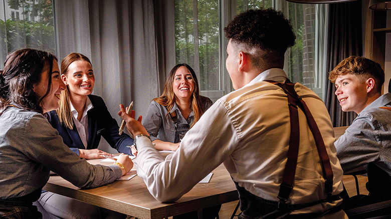 Auszubildende im Gespräch am Tisch