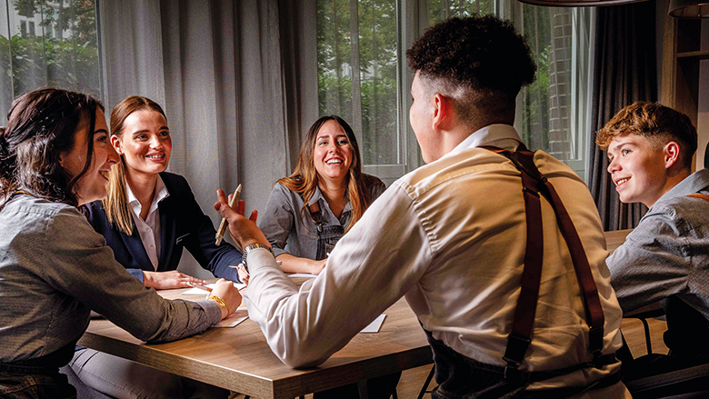 Auszubildende im Gespräch am Tisch