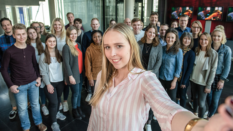 Gruppe junger Leute schaut in die Kamera