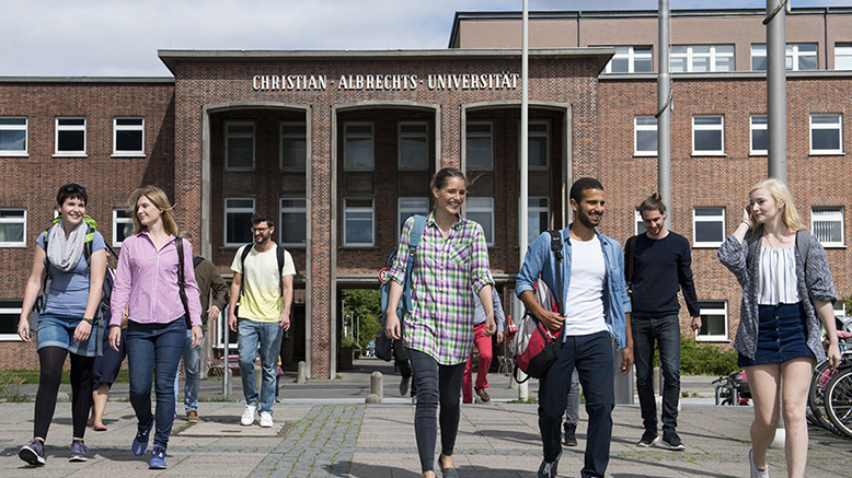 Studierende auf dem Campus