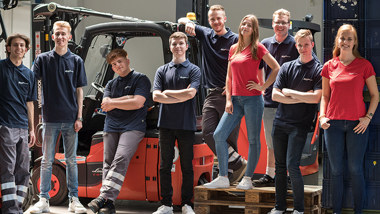 Neun Auszubildende der BLG LOGISTICS GROUP vor einem Gabelstapler 